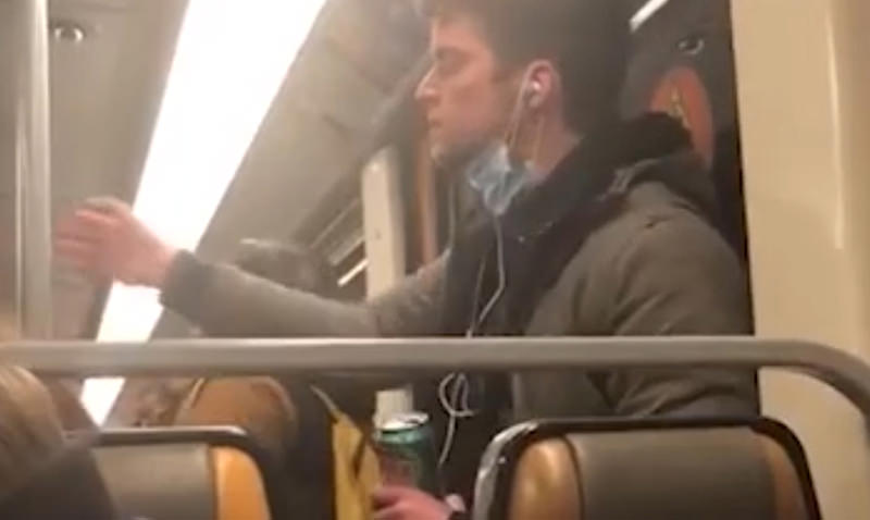 Новый способ массового убийства: в метро Брюсселя пассажир смазал слюнями поручень