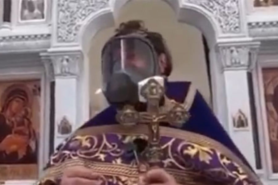 Российский священник пришел на проповедь в противогазе