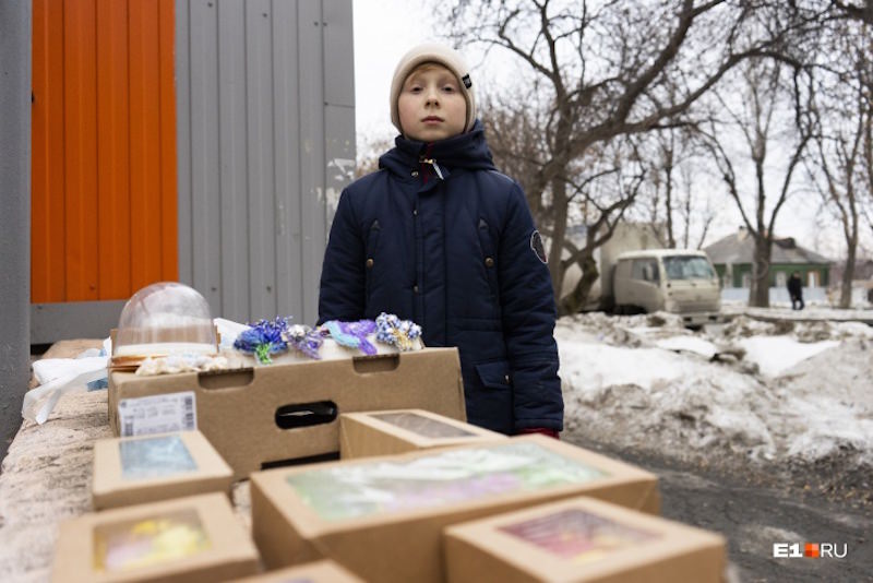 Пятиклассник продает брошки: мечтает стать бизнесменом, чтобы помогать бедным
