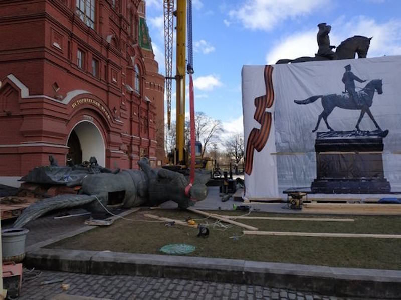За полтора месяца до 75-летия Победы в Москве убрали памятник Жукову