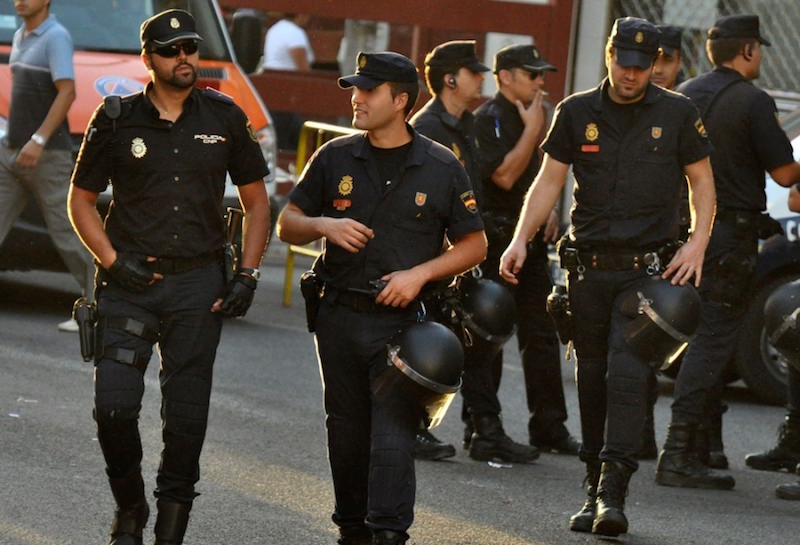 Испанская полиция развлекает население на карантине