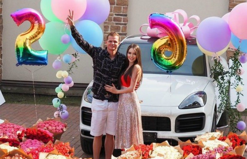 Тарасов подарил Костенко на день рождения Porsche Cayenne