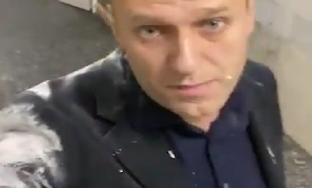 Навального обсыпали мукой и облили молоком на "Эхе Москвы"