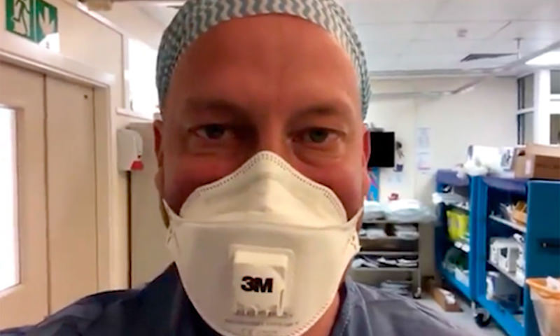 В Великобритании врач вернулся к работе, тяжело переболев COVID-19