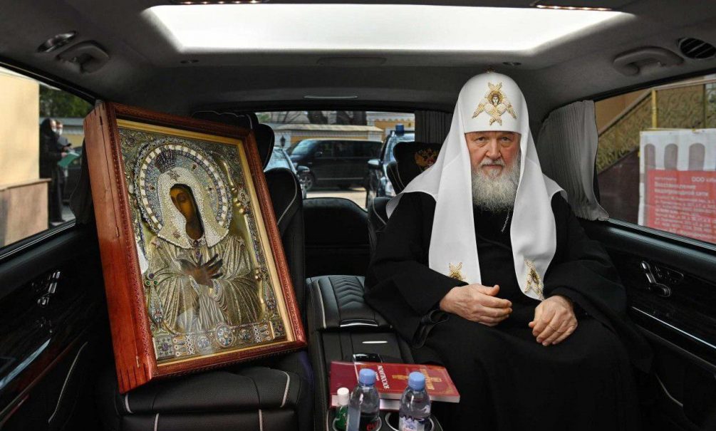 Патриарх проехал по МКАД с иконой и молитвой об избавлении от коронавируса