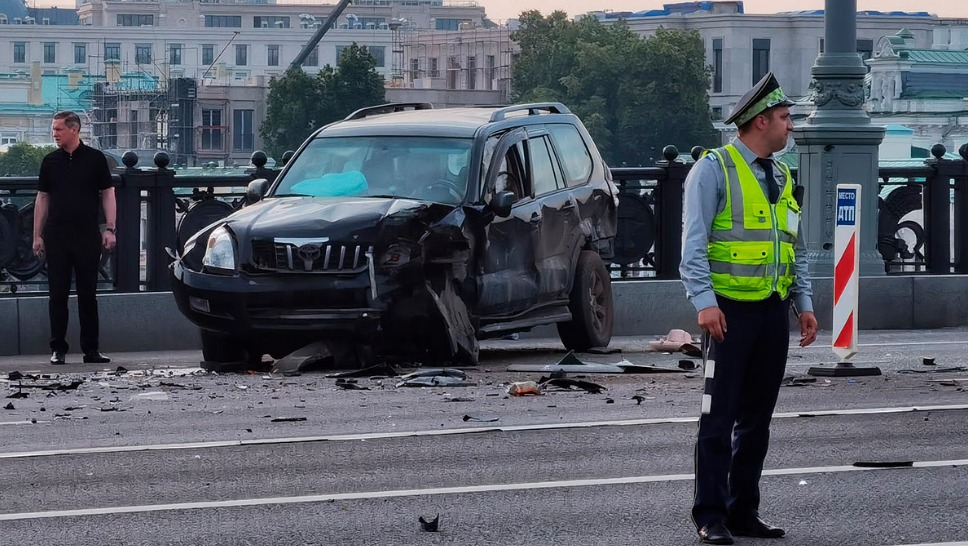 Два человека погибли в результате автоаварии возле московского Кремля