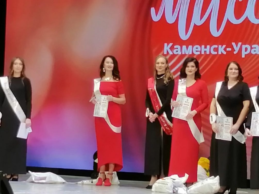 В Свердловской области участницам конкурса красоты подарили мусорные пакеты и бахилы