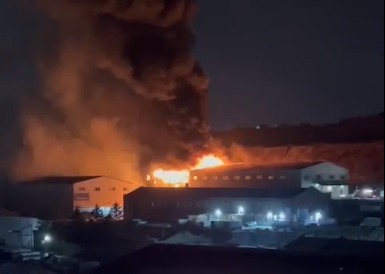 Во Владивостоке полыхают склады. Площадь пожара превысила тысячу кв. м