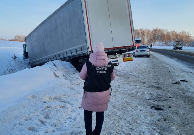 Пять человек погибли в аварии с грузовиком и легковушкой в Кемеровской области