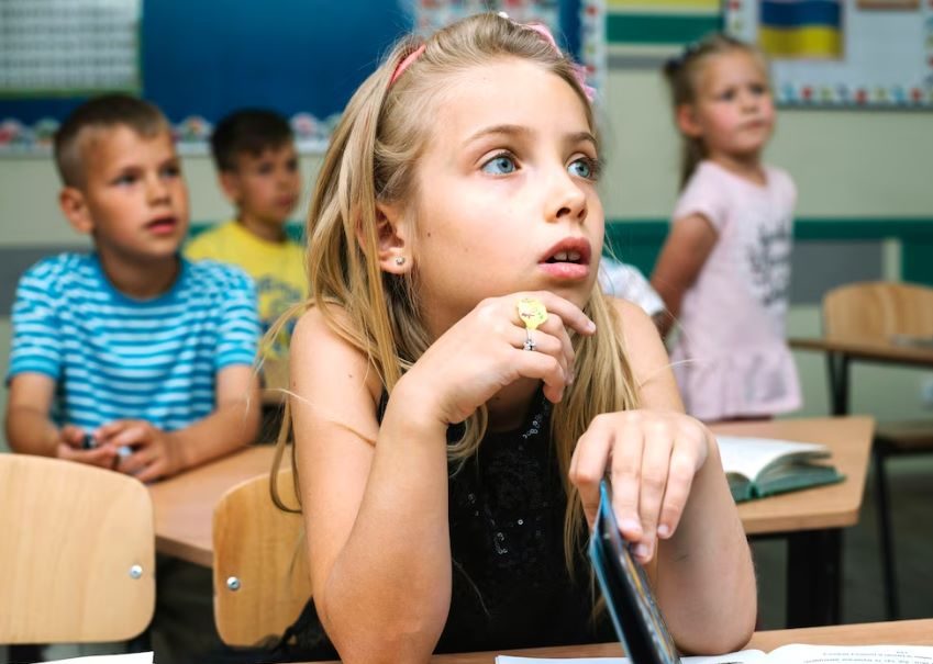 “Ш*лавными пускать не буду”: Директор российской школы оскорбила детей за внешний вид