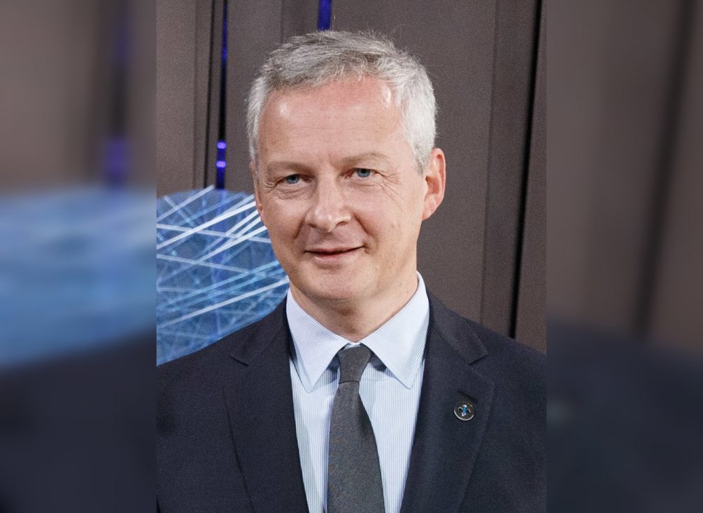 Пока в стране протесты: французского министра раскритиковали за откровенный любовный роман