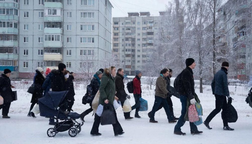 «Энергетика в руинах»: украинцы бегут из городов и закупают дрова — Зеленский постарался