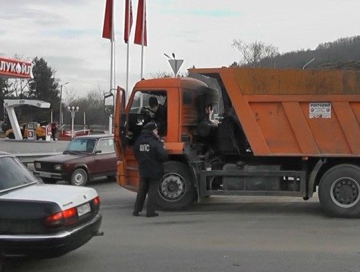 Под Волгоградом самосвал задавил отца с грудным ребенком 