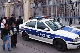 В Грузии неизвестные раздели полицейского и отрезали ему ухо 