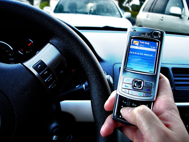 Водителей могут штрафовать за SMS-переписку во время вождения 