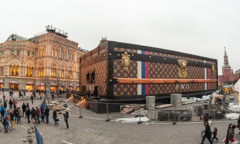 Зачем Louis Vuitton положил на Красной площади гигантский чемодан? 