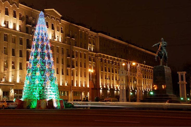 Тверская площадь москва. Новогодняя Тверская площадь. Тверская украшение площадь новогоднее. Украшения на Тверской к новому году 2х21. Тверская площадь оформление.