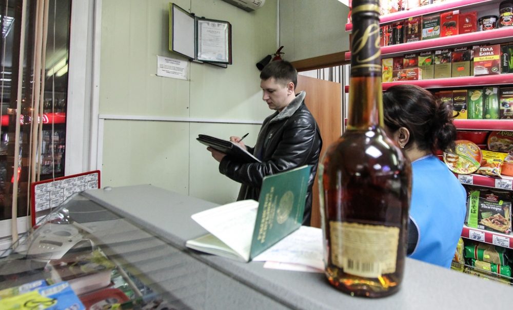 Кабминистров сократил число иностранных работников в сфере торговли алкоголем 