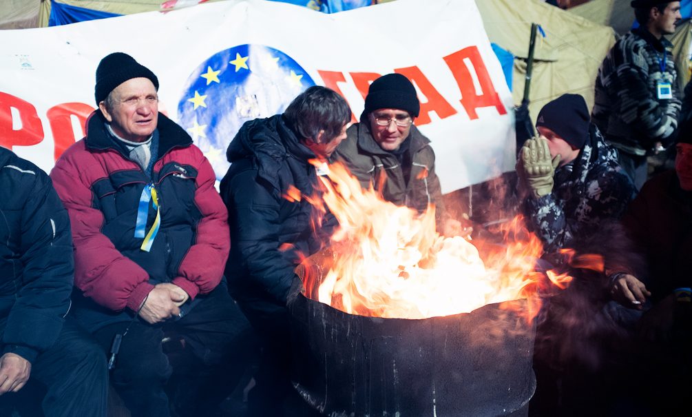 Украина: Оппозиция заявляет о формировании независимой власти, чиновники ждут что скажет президент 