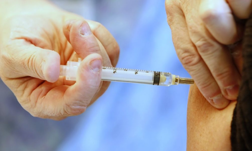 Сенаторы хотят запретить пускать детей без прививок в школы и детские сады 