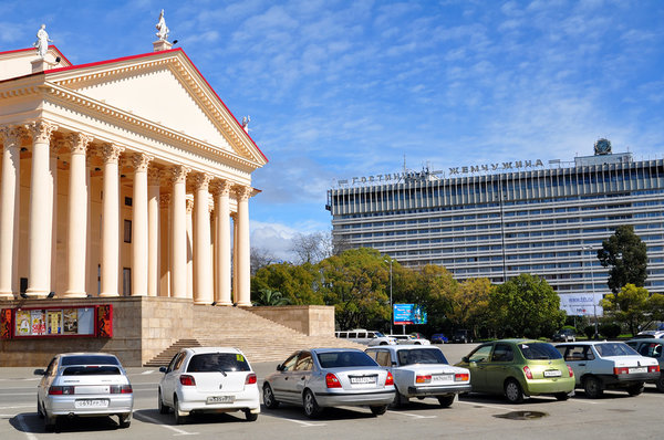 Уличные парковки в Сочи стали платными 