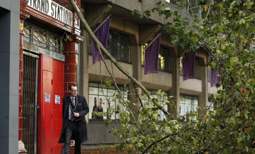 Сильнейший за 20 лет шторм угрожает жителям Англии 