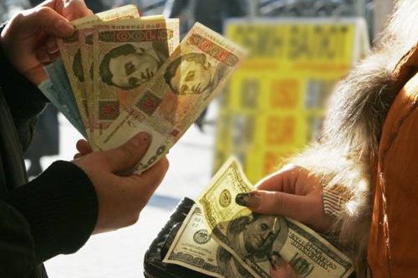 Россияне массово скупают валюту 
