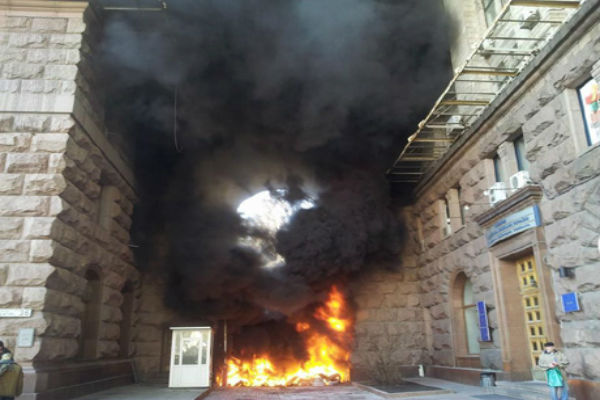 Киев в огне, в регионах блокируют базы «Беркута», не пуская в Киев 