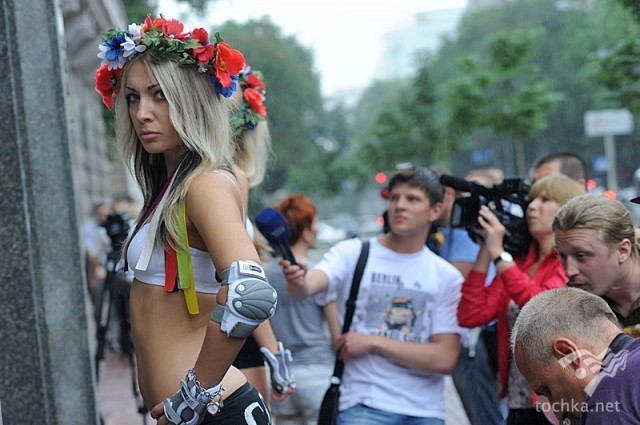 Французы требуют распустить Femen и выдворить Инну Шевченко 