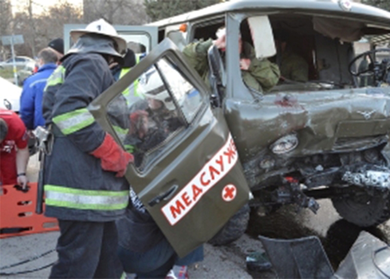 Российские военные попали в ДТП в Севастополе: 8 пострадали 