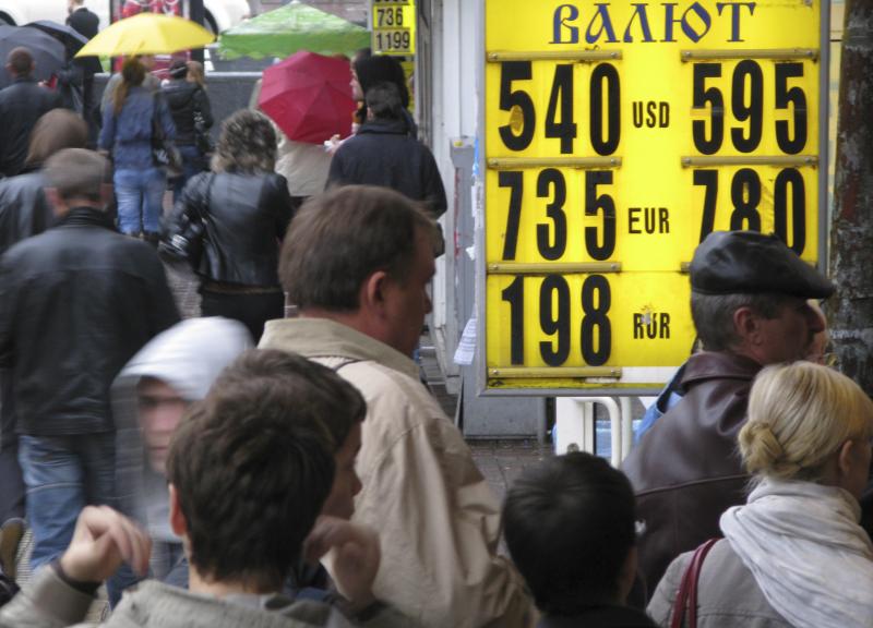 Курс украинской национальной валюты гривны падает на фоне крымских событий 