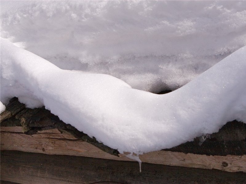 Пенсионерку придавило снежной глыбой в Приангарье 