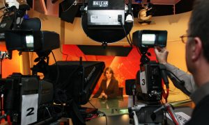 Украинское ТВ показало работу русских диверсантов, бесчисленные кладбища и жирующую элиту