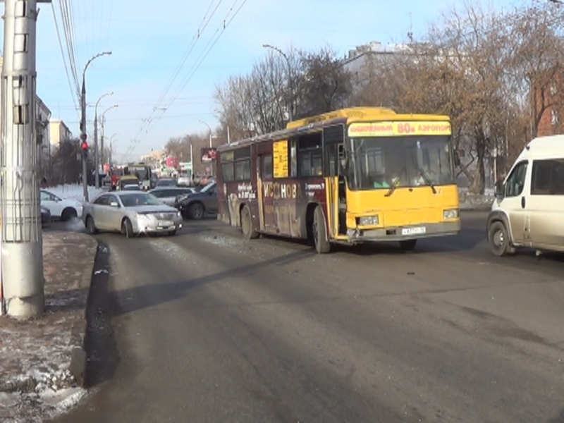 В Иркутске пассажирский автобус столкнулся с иномаркой 