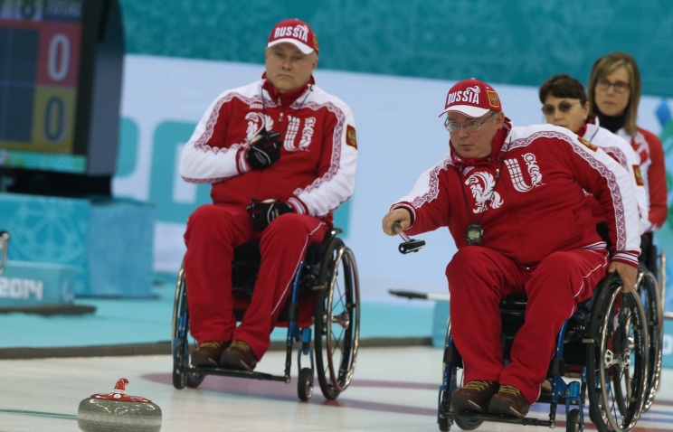 Российская команда, уступив Канаде, завоевала серебро в керлинге на колясках 