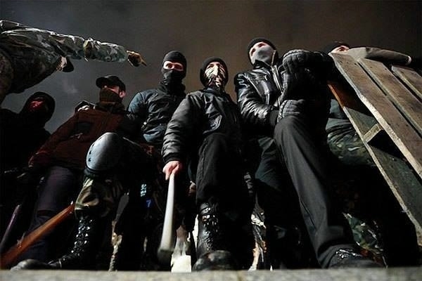 В Полтаве полиция арестовала руководство местного «Правого сектора» и «пытается отобрать смелость», сообщает страница «ПС» «ВКонтакте» 