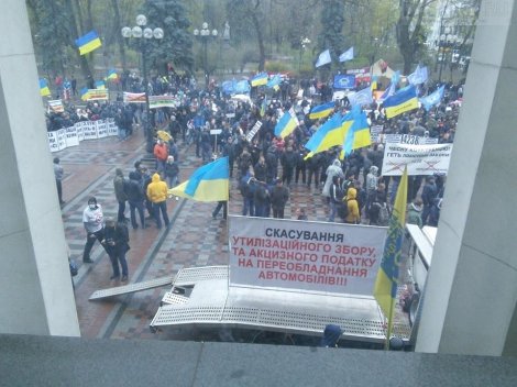 У здания Верховной Рады собрались митингующие с эвакуатором 