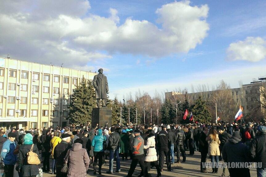 Митингующие заявляют, что берут под контроль админздания в Славянске 