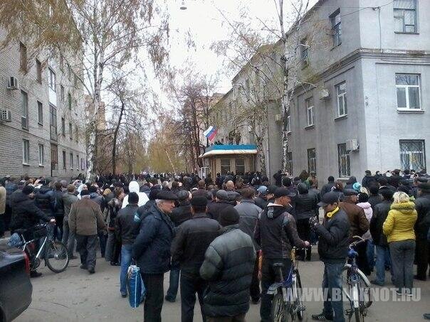 Митингующие блокировали автобусы с милицией, едущие в Славянск 