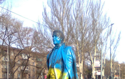 В Донецке памятник Кобзону выкрасили в цвета флага Украины 