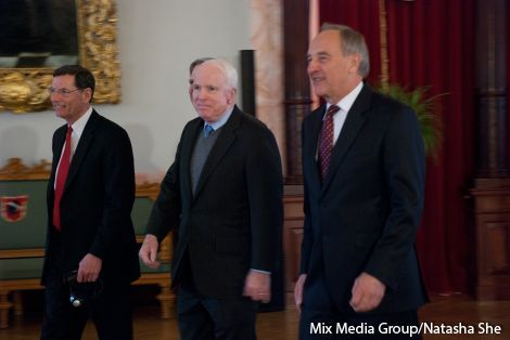 Сенатор Маккейн посетил Латвию,чтобы поругать Россию 