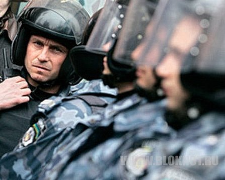 Митингующие заняли здание милиции в Красном Лимане Донецкой области в то время, как сотрудники «Беркута» отказались штурмовать здание милиции в Славянске 