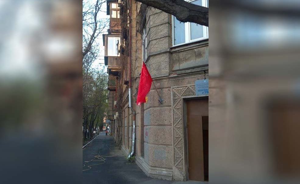 В Одессе развесили красные флаги вместо национальных сине-желтых. Националисты протестуют 