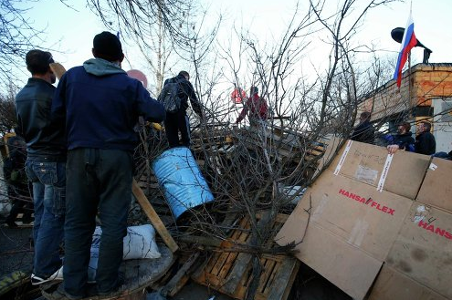 Ополченцы Краматорска поджигают баррикады из покрышек на въезде в город 