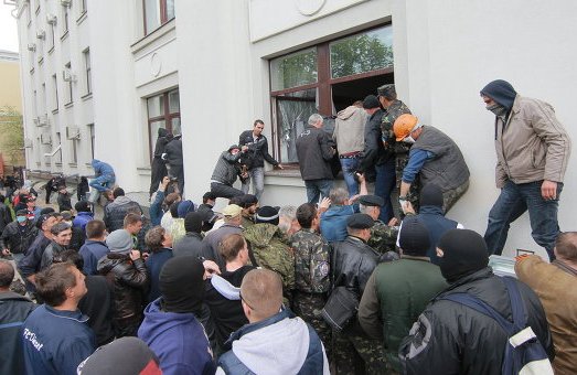 Ополченцы заняли здание прокуратуры в Луганске 