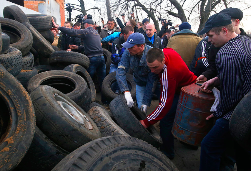 В Донецкой области жители встали живой цепью перед военной колонной 
