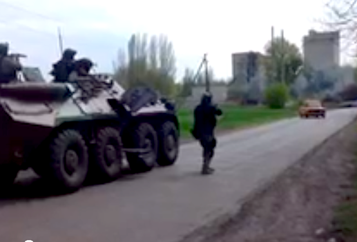 Украинские солдаты стреляют по мирным жителям Славянска 