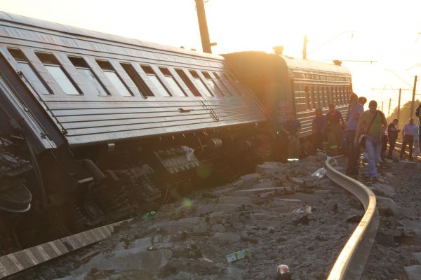 В Казахстане пассажирский поезд сошел с рельсов 