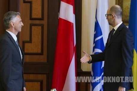 Яценюк встретил президента Швейцарии с датским флагом 