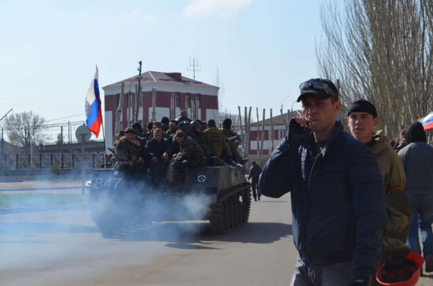 БМД под флагами России были захвачены населением и «народными ополченцами» 